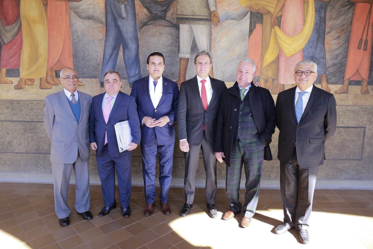 El gobernador de Michoacán viajó a la capital para reunirse con maestros y el secretario de Educación. (Tomada de @Silvano_A)