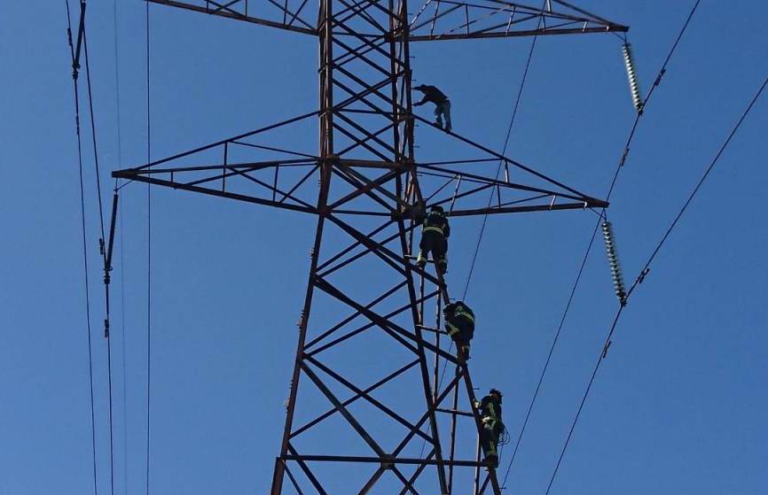 El hombre escaló la torre ubicada en la avenida República Federal, colonia Santa Martha Acatitla. | César Velázquez