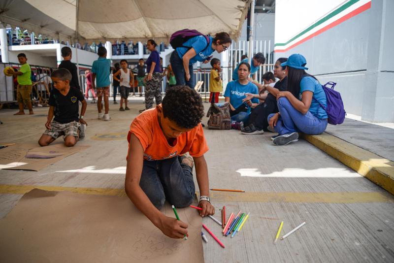 Hasta el momento el INM ha otorgado más de seis mil tarjetas de visita humanitaria. (EFE)