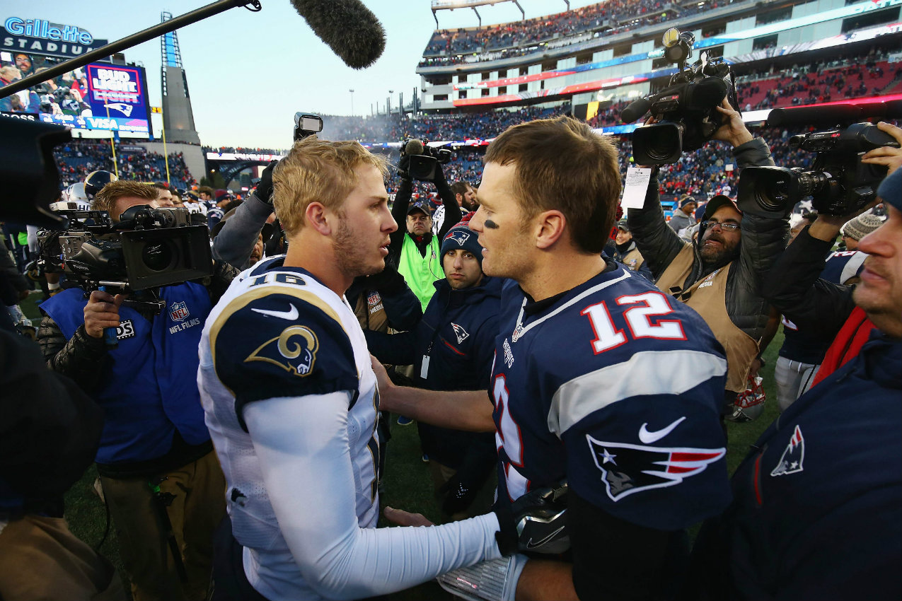 Jared Goff y Tom Brady en el 2016 (AFP)