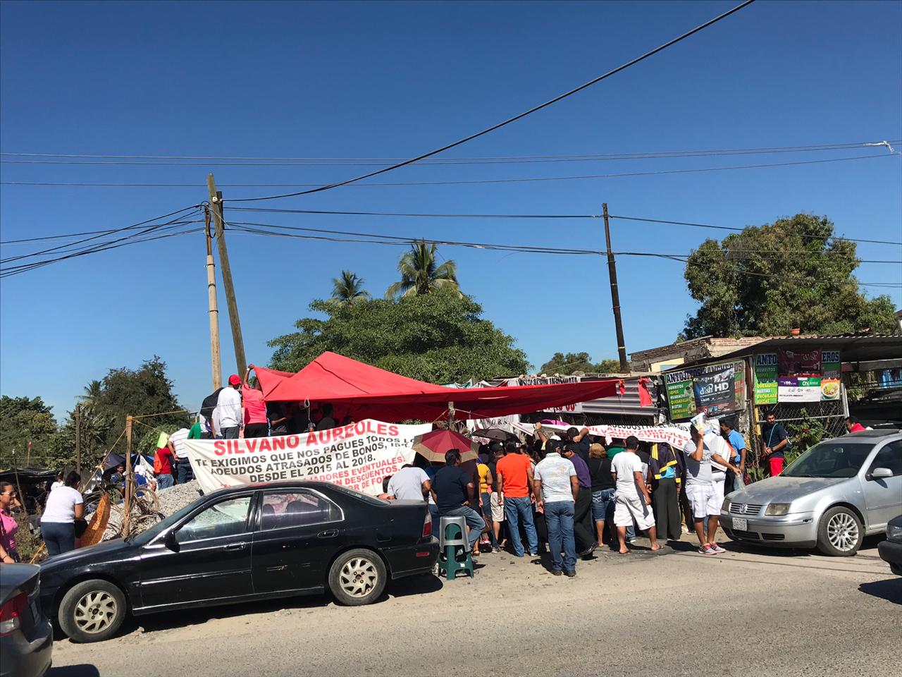 Maestros de la CNTE mantienen bloqueo en Lázaro Cárdenas (Foto: Pedro Domínguez).