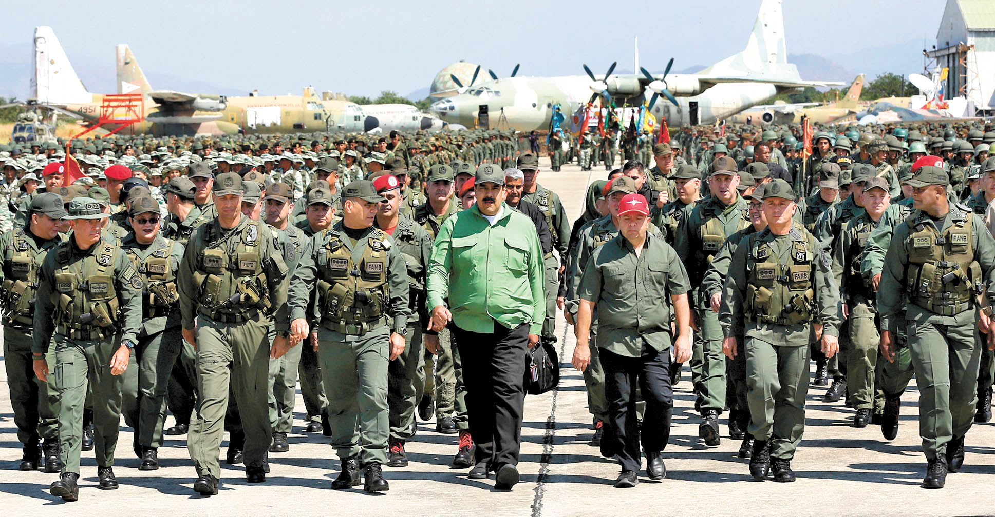 Nicolás Maduro asegura que un grupo de militares desertores se encuentra en Colombia conspirando contra su gobierno. (Reuters)