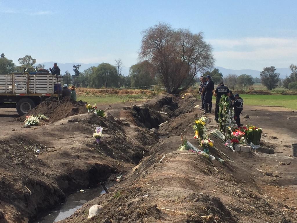 Personal de Pemex acudió a realizar el retiro de la toma clandestina en el ducto siniestrado el pasado 18 de enero. (Francisco Villeda)
