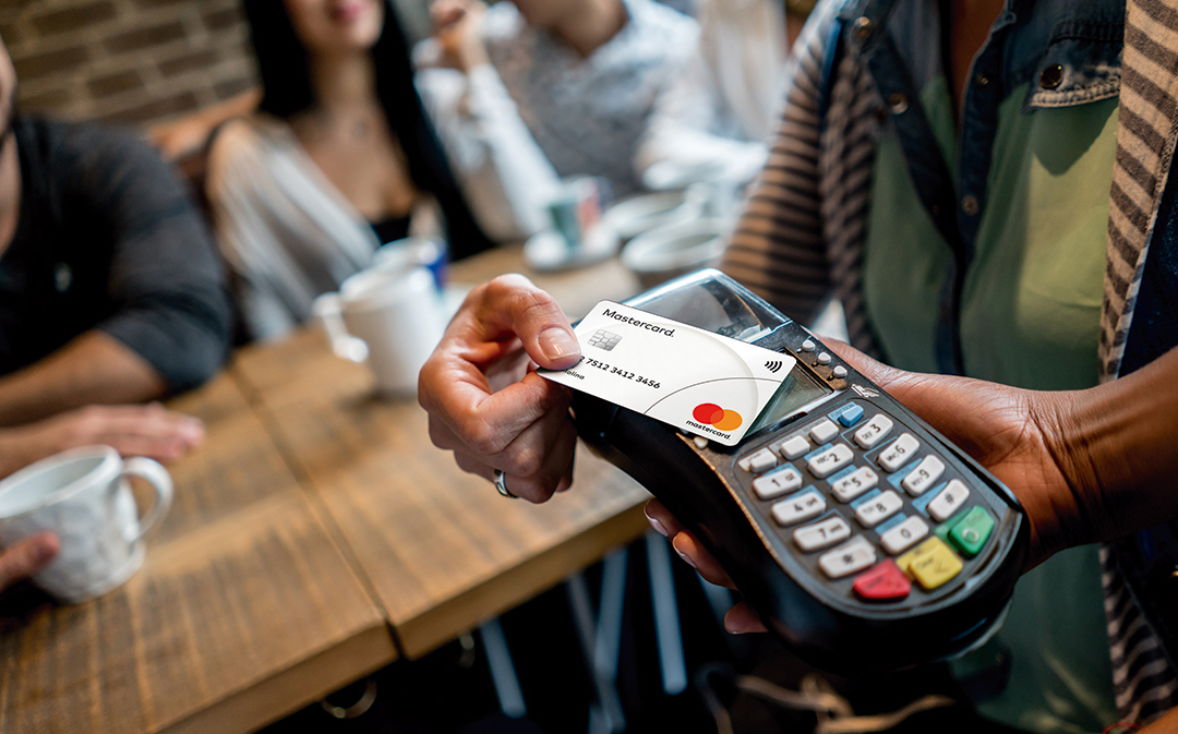 Por su tecnología vanguardista, las tarjetas no se insertan en la terminal punto de venta. (Especial)