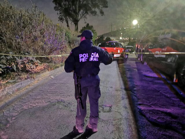 Autoridades resguardan la zona donde habría sido hallada la toma clandestina. (Jorge Becerril)