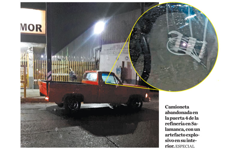 Camioneta abandonada en la puerta 4 de la refinería en Salamanca, con un artefacto explosivo en su interior. (Especial)