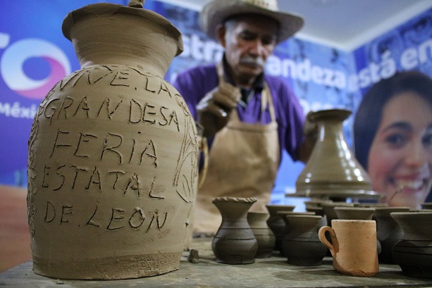 Don Felipe muestra oficio de la alfarería en la Feria de León