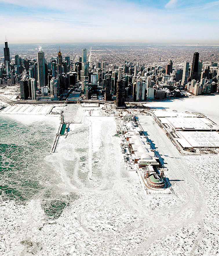 El hielo se acumula en el lago Michigan, en Chicago. (AFP)