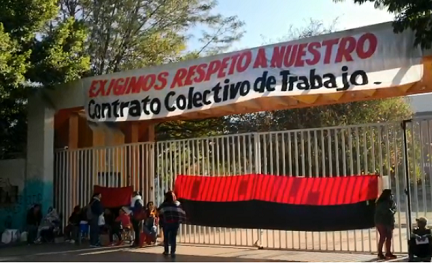 Los maestros colocaron banderas rojinegras en los edificios de la UABJO. (Óscar Rodríguez)