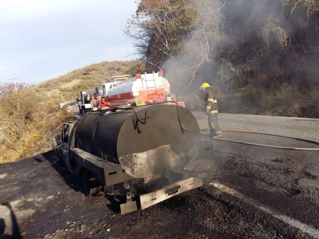 La pipa se incendió probablemente por una falla mecánica. (Rogelio Agustín)