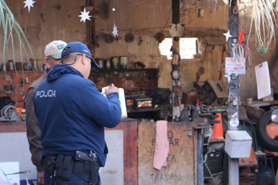 El propietario del taller dijo que escuchó ruidos y al investigar el portón estaba abierto y la camioneta no estaba. (Archivo)