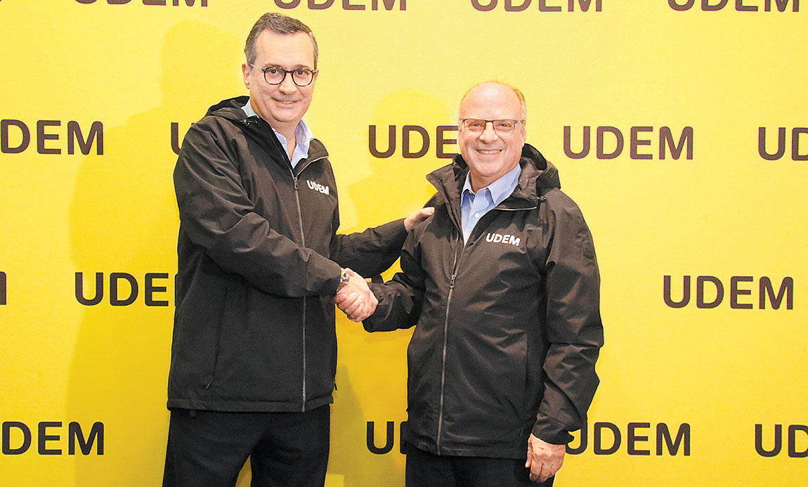 El también director general de Alfa felicita al rector Mario Páez. (Raúl Palacios)