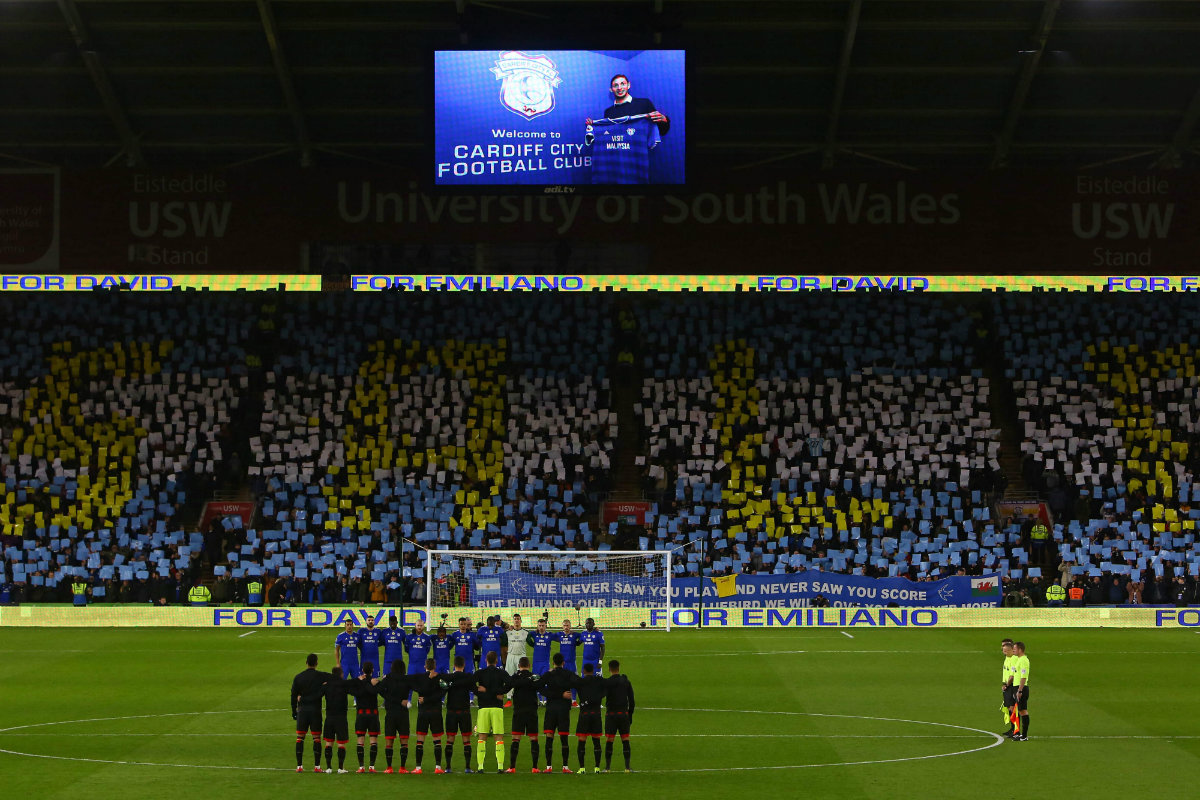 El homenaje del Cardiff City a Emiliano Sala (AFP)