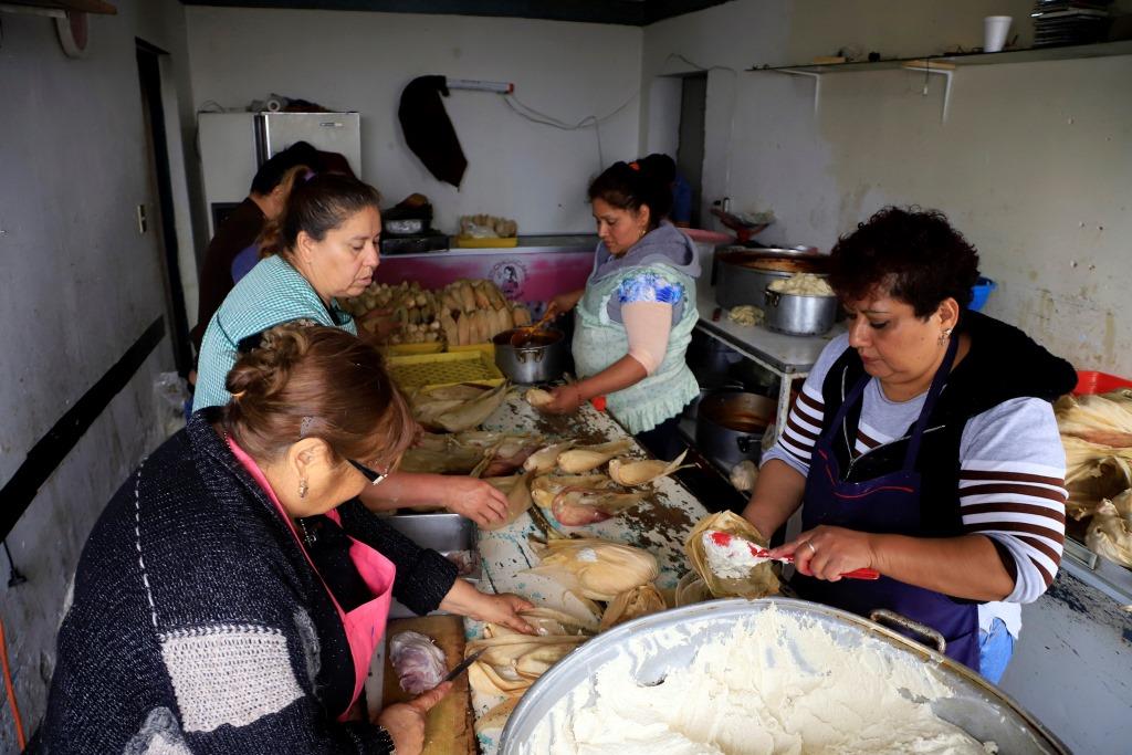 Algunos optan por comprarlos con la tamalera de su confianza, u otros, los elaboran (Agencia Enfoque)