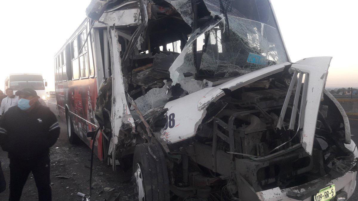 Policías federales abanderaron la autopista hasta que personal de grúas remolcó las unidades colisionadas