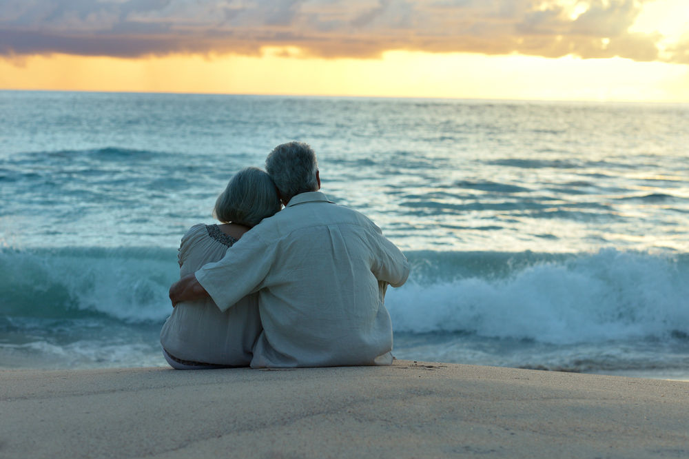 Muchos deciden pasar su vejes en la playa por los beneficios que esto les trae. (Shutterstock)