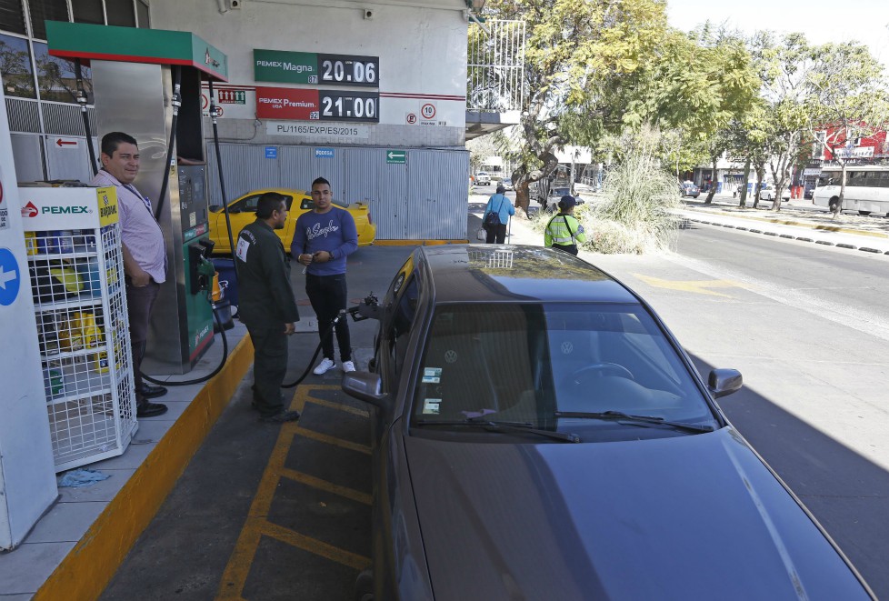 Este domingo 503 camiones llevaron el líquido a las gasolineras. (Fernando Carranza)