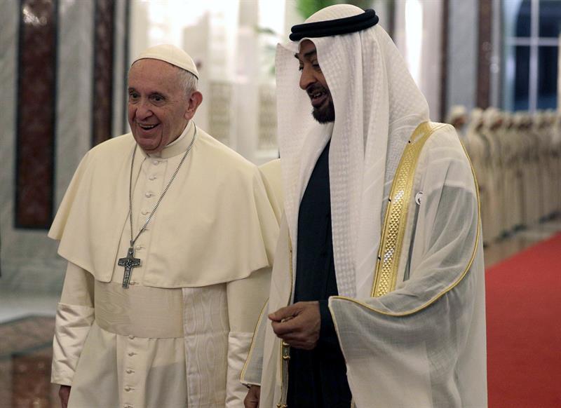 Francisco fue recibido a su llegada por el príncipe heredero de Abu Dabi, Mohammed bin Zayed al-Nahya.