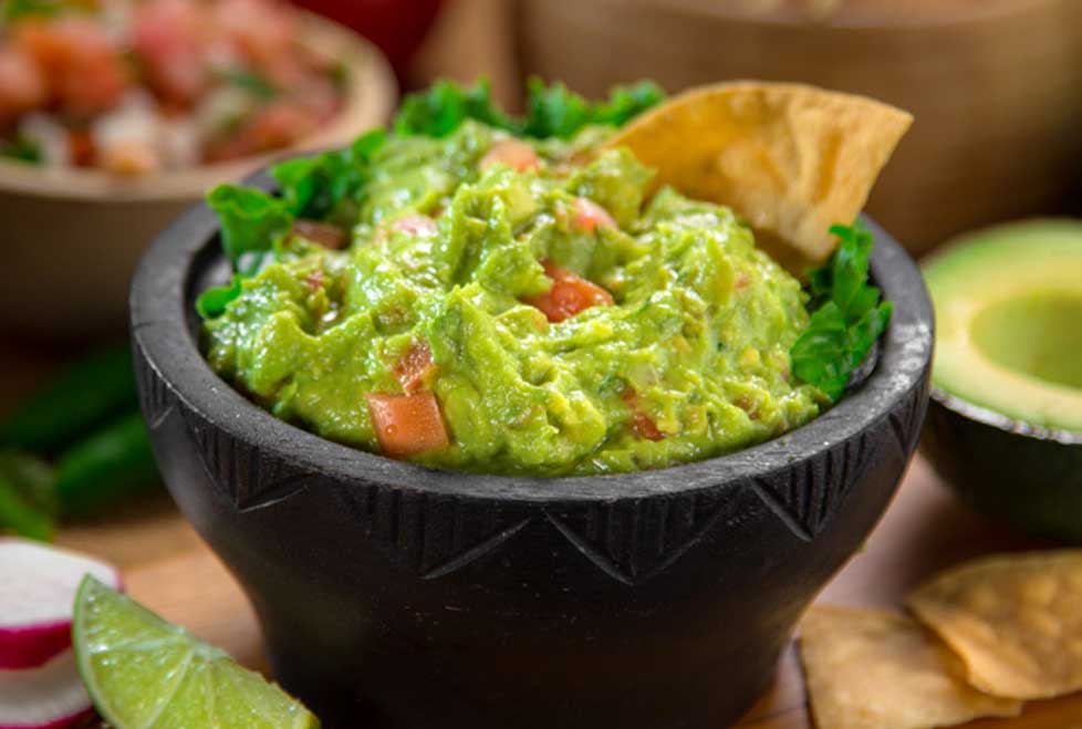 El guacamole es uno de los platillos que comúnmente se sirven durante el Super Bowl. (Especial)