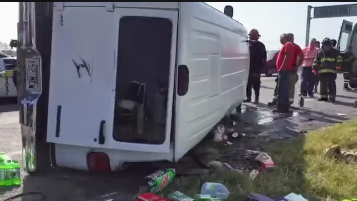 La camioneta que sufrió la volcadura.