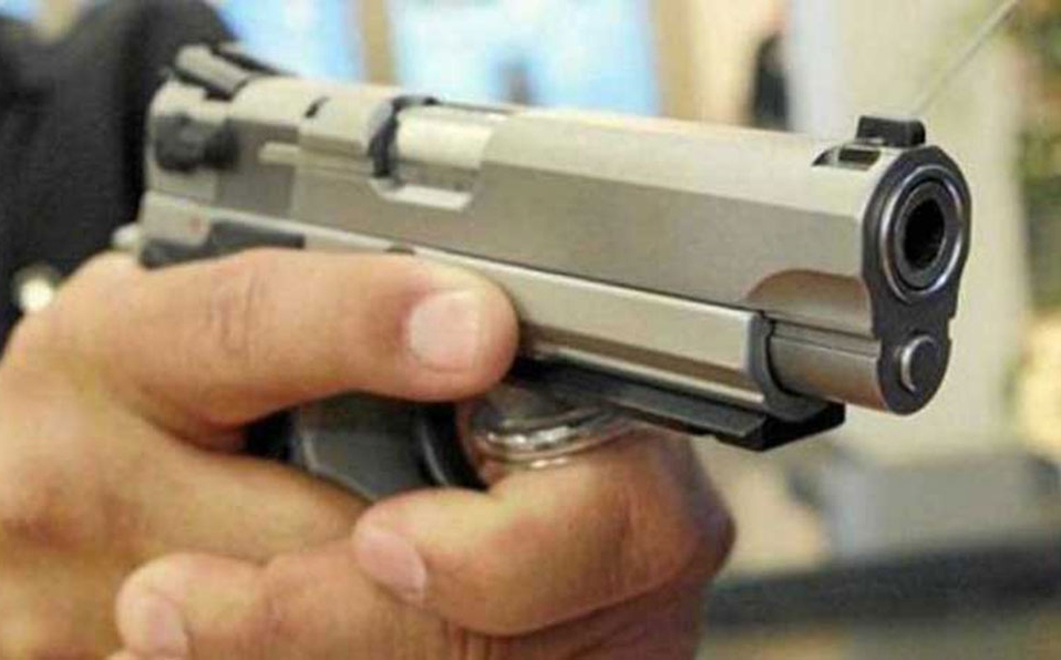 La policía dice que el padre del chico había colocado la pistola bajo el colchón. Archivo