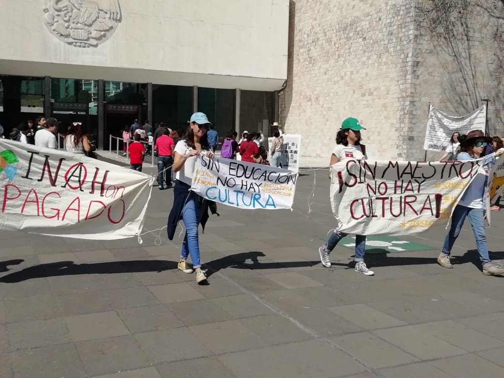La protesta de realiza en el marco del 80 aniversario del INAH. (Gabriel Ortega)