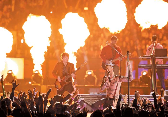 Adam Levine levantó polémica una vez más por aparecer sin camisa. Reuters