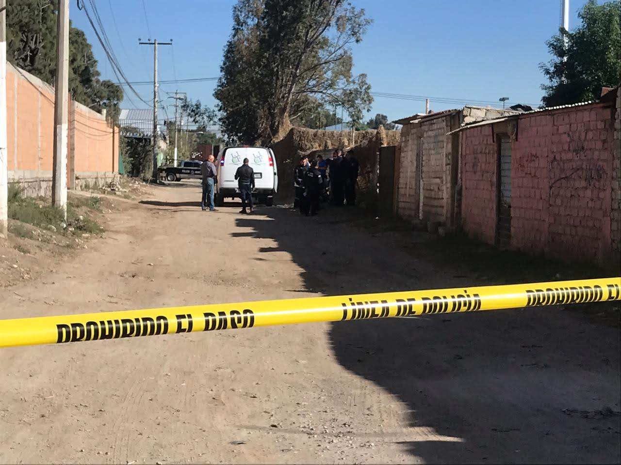 El cadáver fue abandonado sobre la calle Ciruelos metros antes del cruce con la calle Villa Juárez.