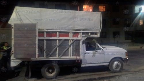 La camioneta contenía diversos recipientes que se utilizan para el propósito. (Especial)