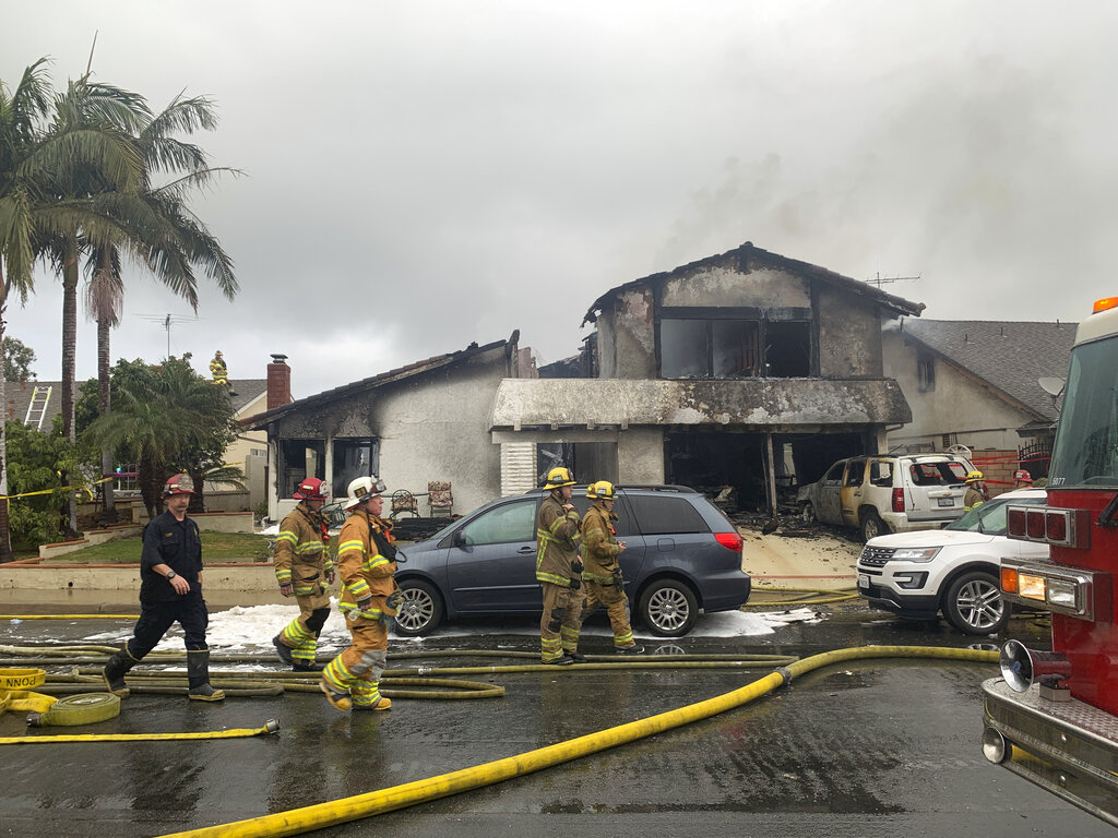 Una casa de dos pisos ardió después de ser alcanzada por la cabina y uno de los motores del avión. AP