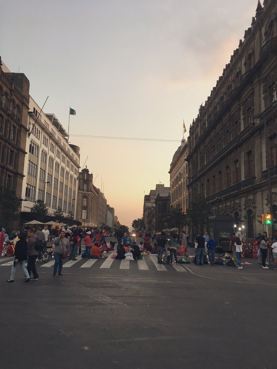 Los comerciantes colocaron su mercancía en medio de la calle. (Tomado de @berenice_rj)