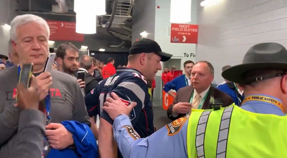 Momento en el que detienen al aficionado de los Patriotas (Carlos Contreras Legaspi)