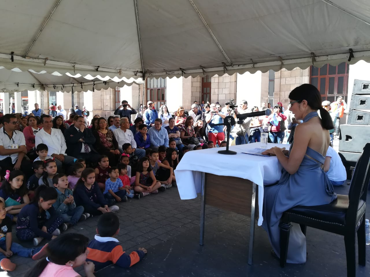 Ely Guerra leyó 'La prohibición de las lombrices' durante el Festival Letras en Tepic. (Jesús Alejo Santiago)