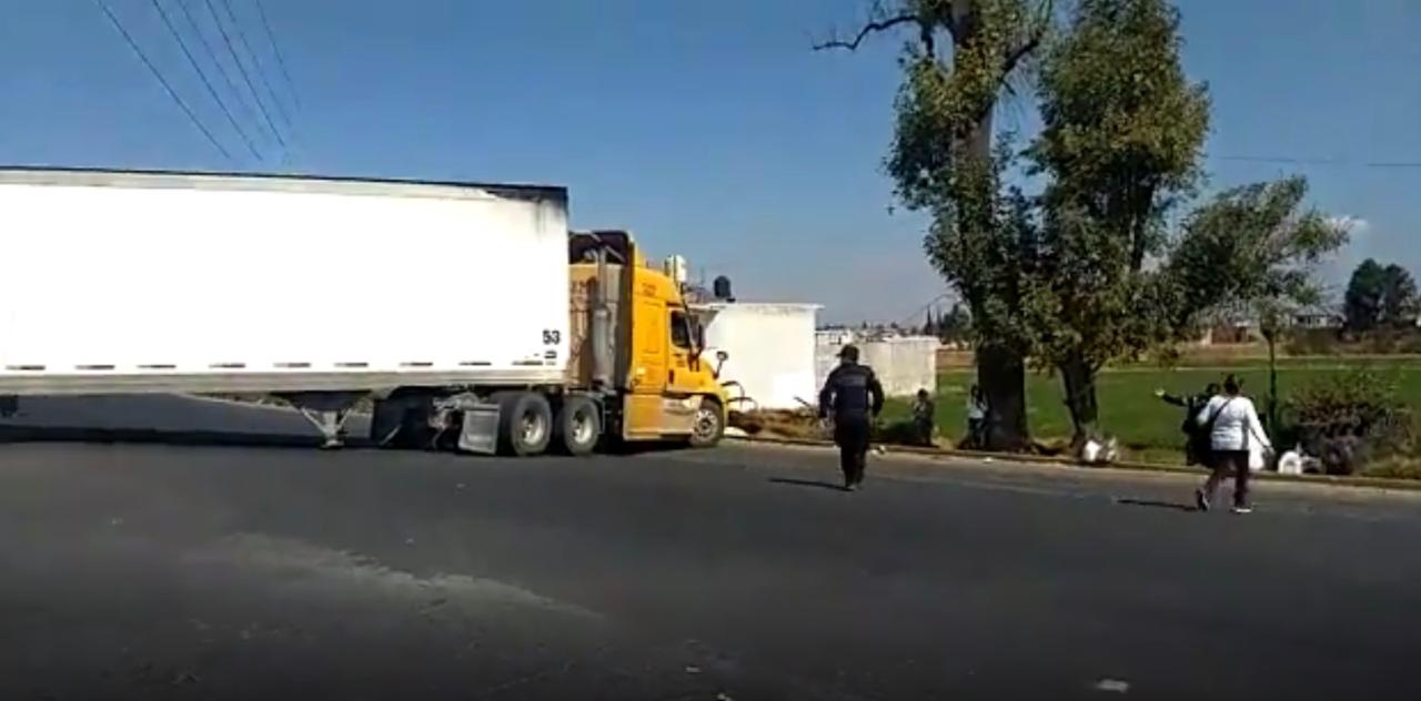 Un grupo de uniformados ubicó el tráiler sobre la carretera federal, a la altura de la junta auxiliar San Cristóbal Tepatlaxco (Especial)