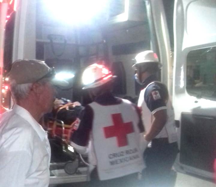 Paramédicos de la Cruz Roja atendieron al lesionado.