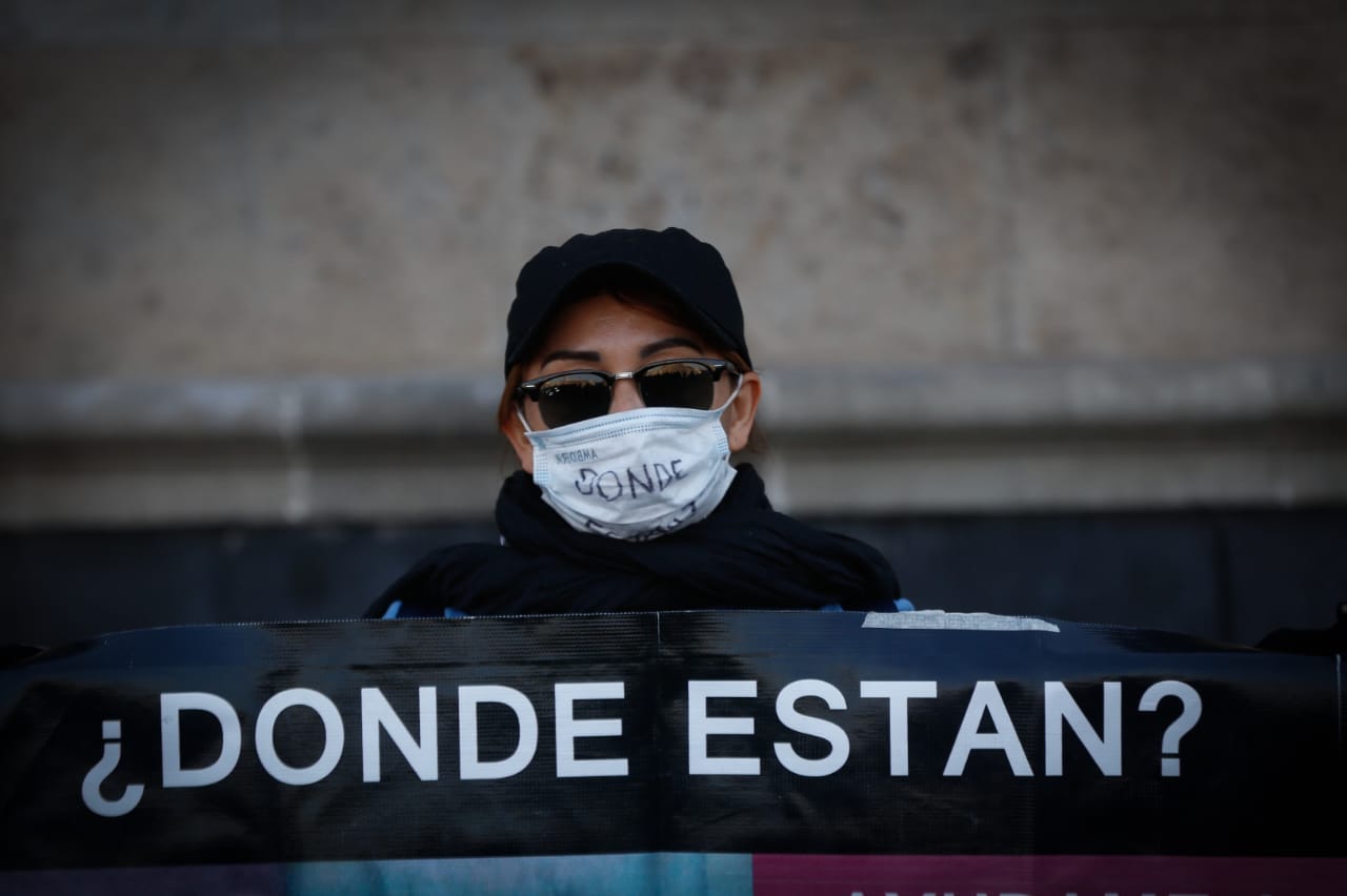 La protesta se da en la presentación de la estrategia del gobierno federal para combatir las desapariciones. (Araceli López)