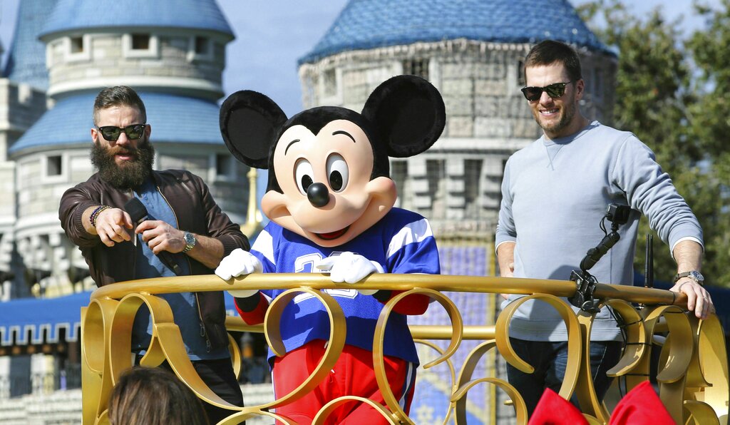 Tom Brady y Julian Edelman celebran triunfo de Patriots en Disneyland (AP)
