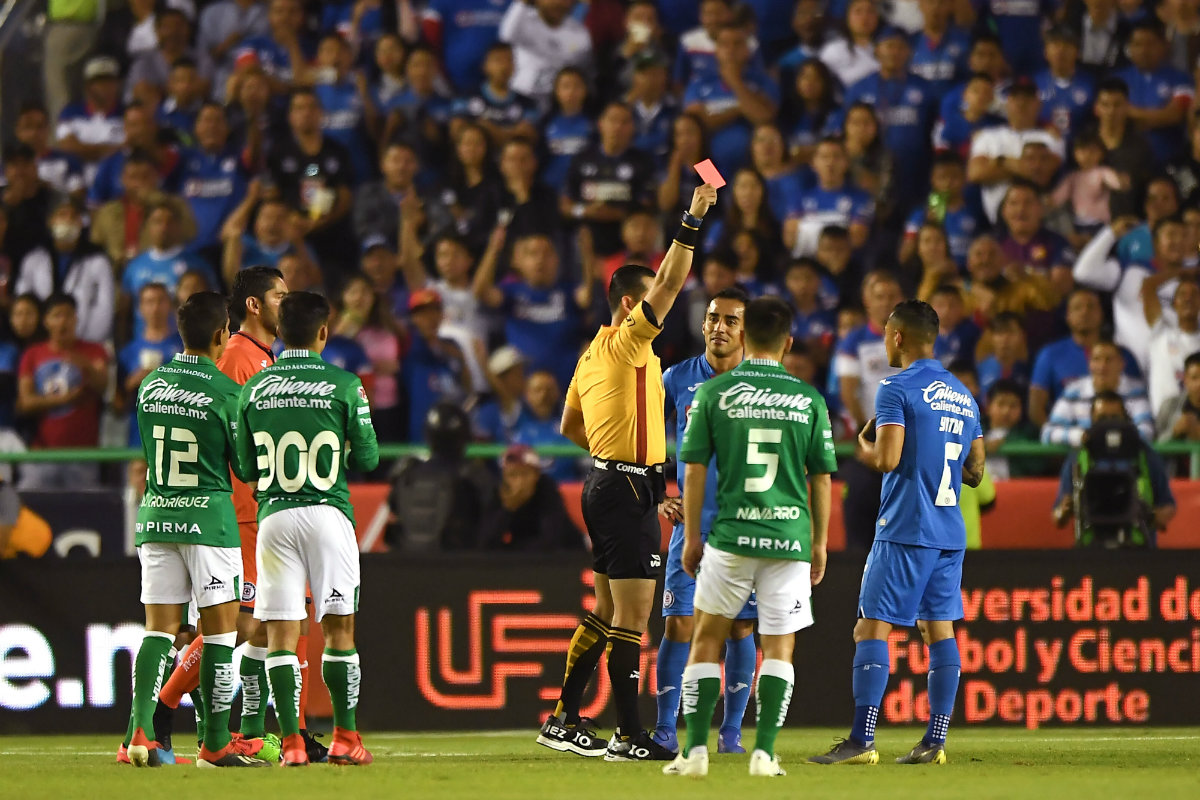 Yoshimar Yotún es expulsado en el partido León vs Cruz Azul (Mexsport)