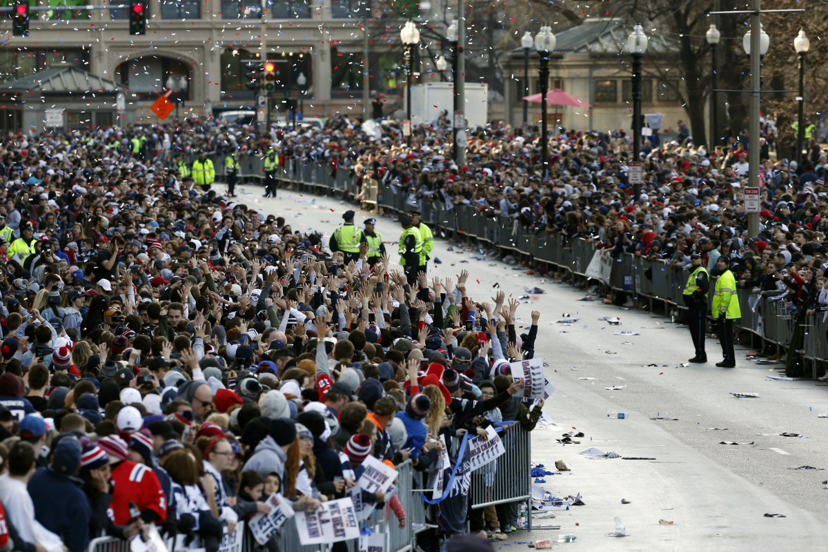 Aficionados de los Patriots ya esperan el desfile del festejo de los campeones del Super Bowl LIII (AP)