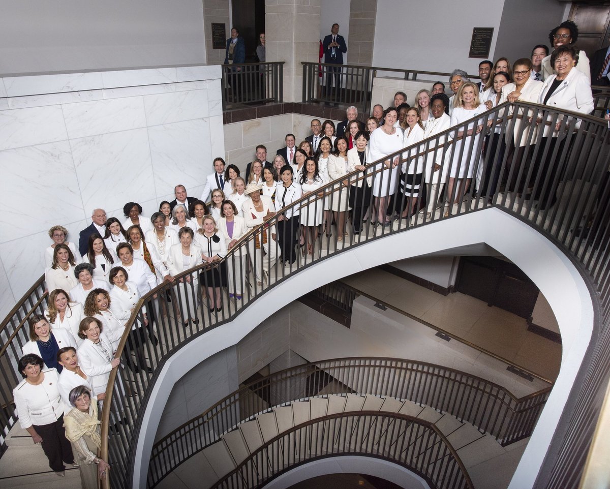 Las congresistas demócratas vistieron de blanco durante el discurso de Trump. (Twitter)
