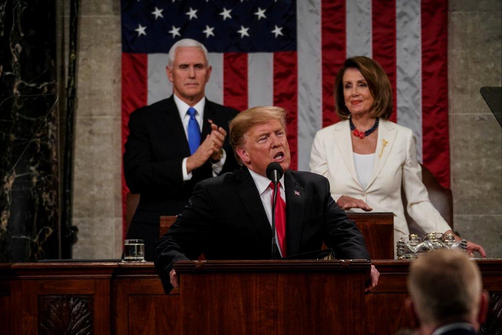 Donald Trump en el estrado, detrás están la líder dempócrata Nancy Pelosi y el vice presidente Mike Pence (Reuters)