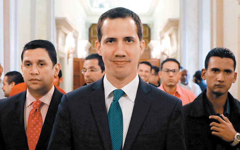 Juan Guaidó presidió ayer una sesión legislativa a unos pasos de la Asamblea Constituyente. (Foto: Reuters)