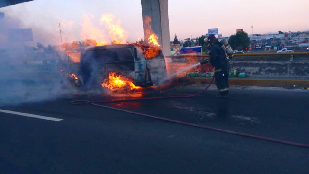 Al llegar a la altura del Bulevar Carmen Serdán, la combi se empezó a incendiar, por lo que el hombre se orilló