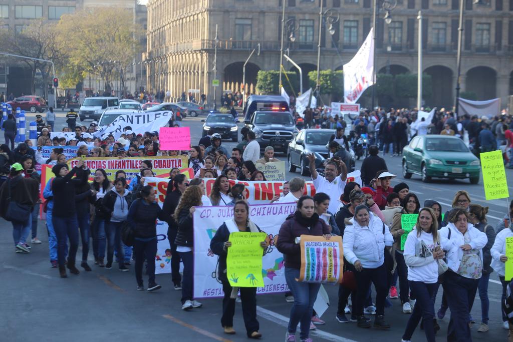 Los manifestantes afectan la circulación sobre Plaza de la Constitución. | Jorge Carballo