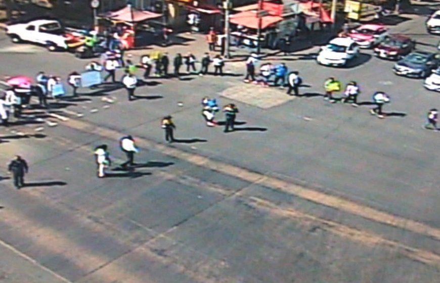 Los manifestantes bloquean el cruce de Insurgentes y Eje 1 Norte. | Twitter @OVIALCDMX