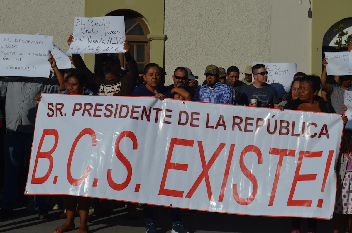 Con pancartas, los manifestantes exigieron que se regularice el abasto de gas LP. (Margarita Rojas)