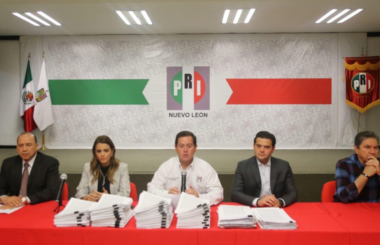 Pedro Treviño, presidente del PRI, adelantó que buscarán otorgar una beca de transporte público a jóvenes estudiantes. Foto: Jorge López
