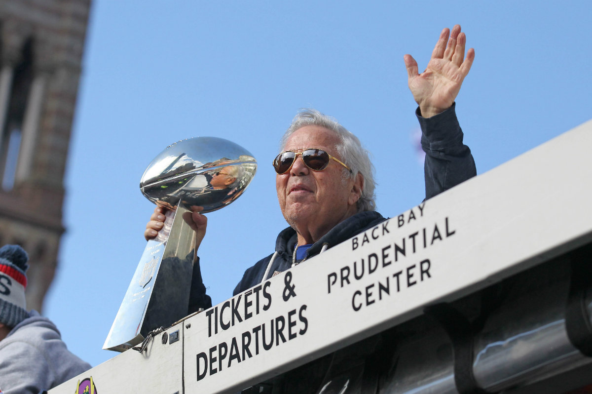 Robert Kraft, dueño de los Patriots, en el festejo del sexto título (Reuters)