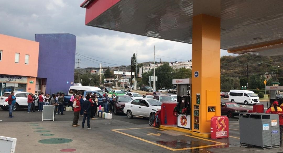 Supera la capital el desabasto de gasolina