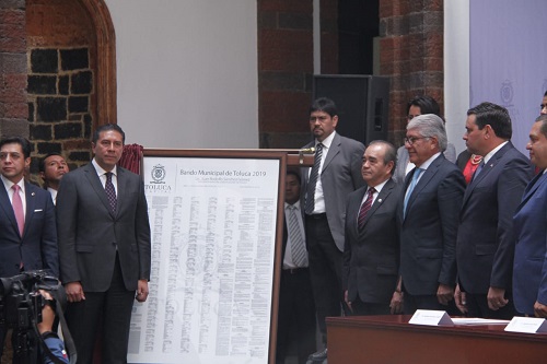 En Toluca autoridades legislativas, de gobierno y judiciales, acompañaron el acto público. (Claudia Aguilar)